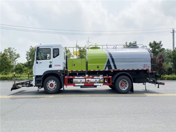 國六東風(fēng)D9 9方路面清洗車