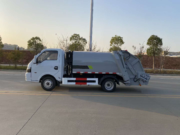 東風(fēng)途逸藍(lán)牌壓縮式垃圾車(chē)