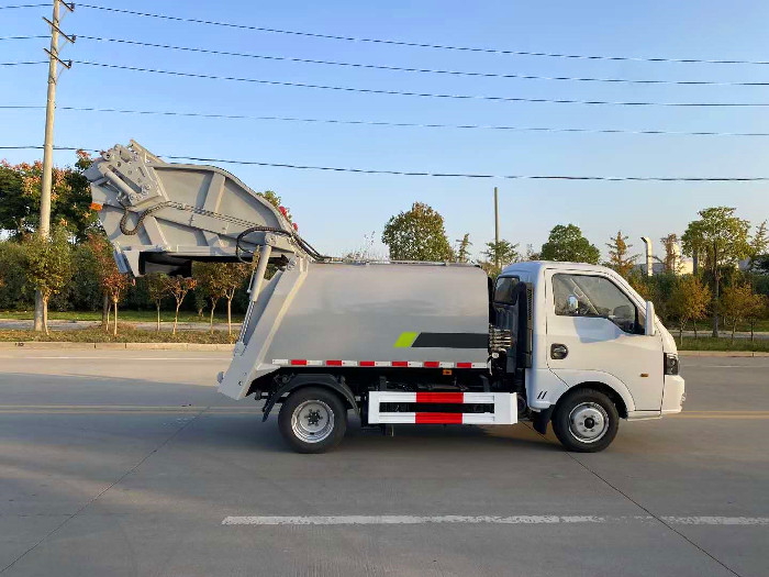 東風(fēng)途逸藍(lán)牌壓縮式垃圾車(chē)